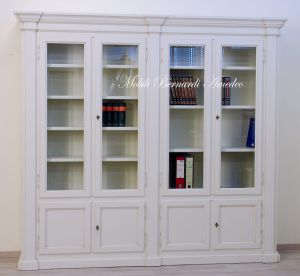 Libreria in stile classico  finitura colore bianco anticato con ante chiuse e ante a vetro da soggiorno o studio